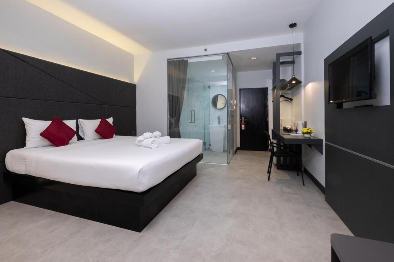 The Royal Palm Beach Front Patong Exterior photo